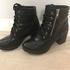 Women’s size 7 boots. Great condition.
